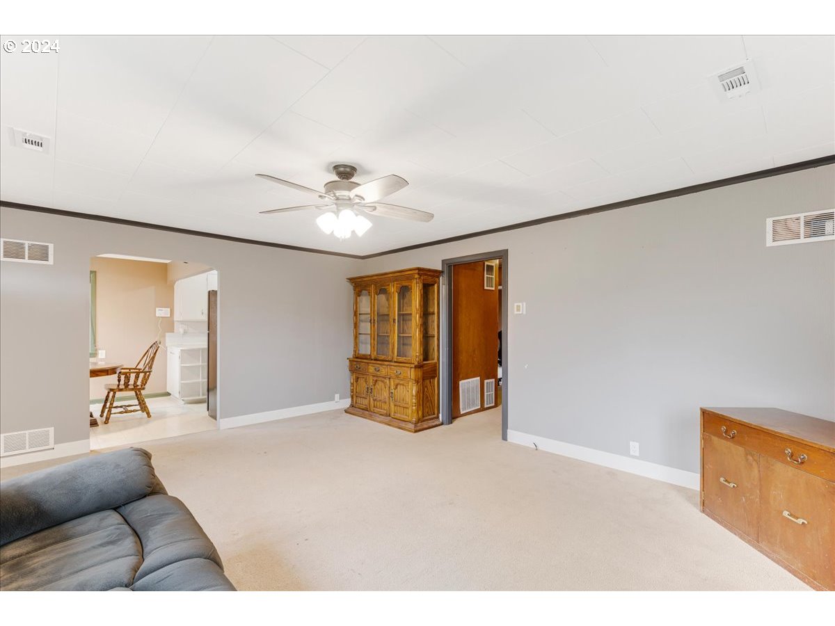 1119 Toliver Road Molalla, OR 97038 - Photo 8 of 24 Living Room