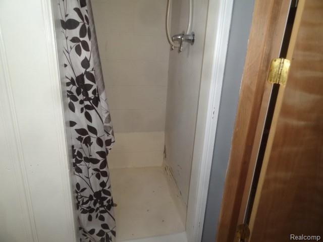 8175 Harding Street Center Line, MI 48015 - Photo 9 of 21 DSC02997.JPG