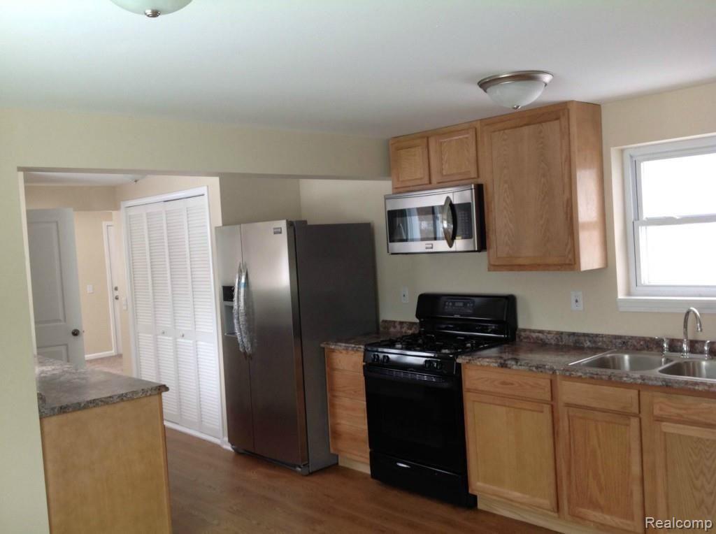 4880 Sashabaw Road Clarkston, MI 48346 - Photo 7 of 21 KITCHEN.jpg