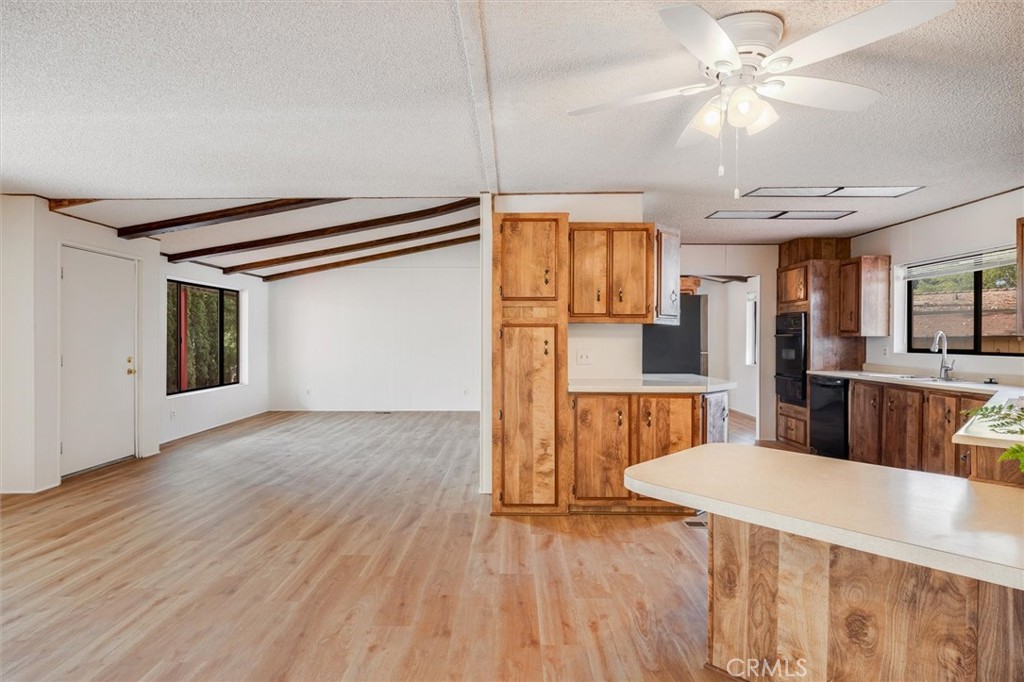 32 Via Santa Barbara, Unit 32 Paso Robles, CA 93446 - Photo 12 of 42 Living Area to Kitchen counters