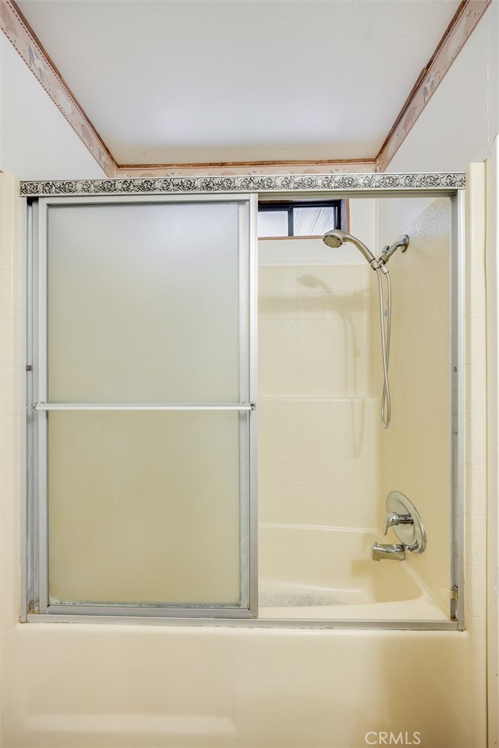 32 Via Santa Barbara, Unit 32 Paso Robles, CA 93446 - Photo 21 of 42 Guest bath