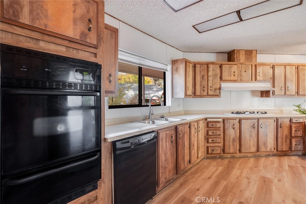 32 Via Santa Barbara, Unit 32 Paso Robles, CA 93446 - Photo 5 of 42 Kitchen