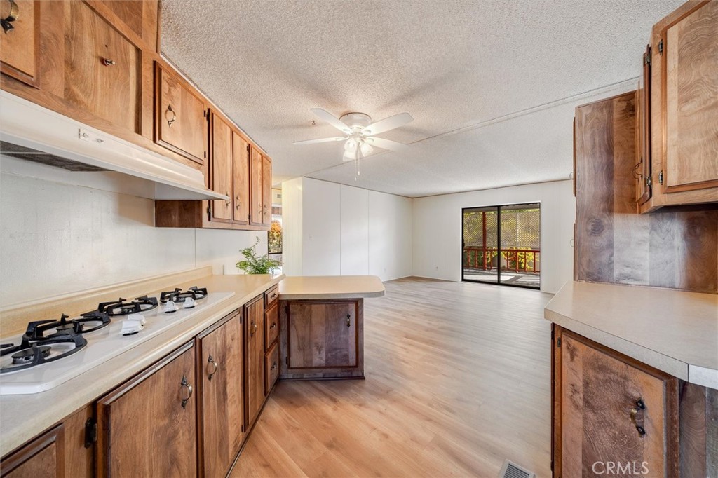 32 Via Santa Barbara, Unit 32 Paso Robles, CA 93446 - Photo 8 of 42 Kitchen Stovetop