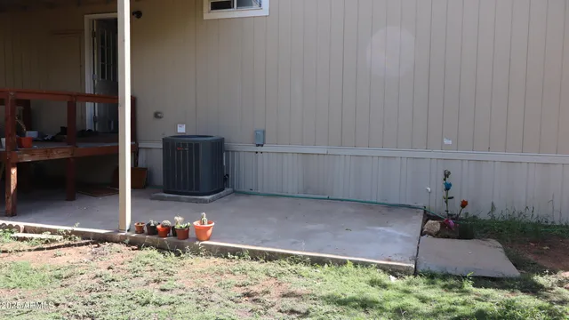 a view of a backyard