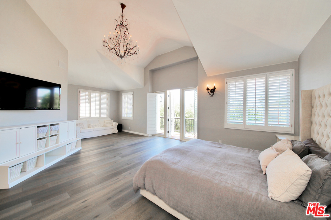 12695 Promontory Road Los Angeles, CA 90049 - Photo 26 of 52