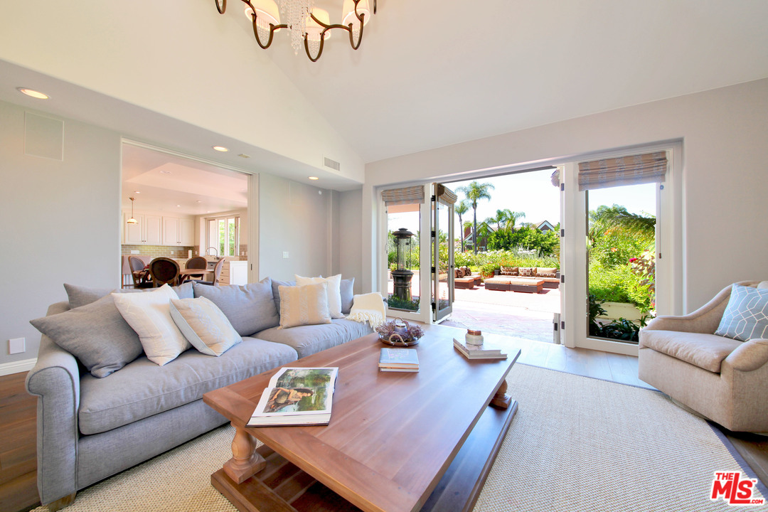 12695 Promontory Road Los Angeles, CA 90049 - Photo 4 of 52