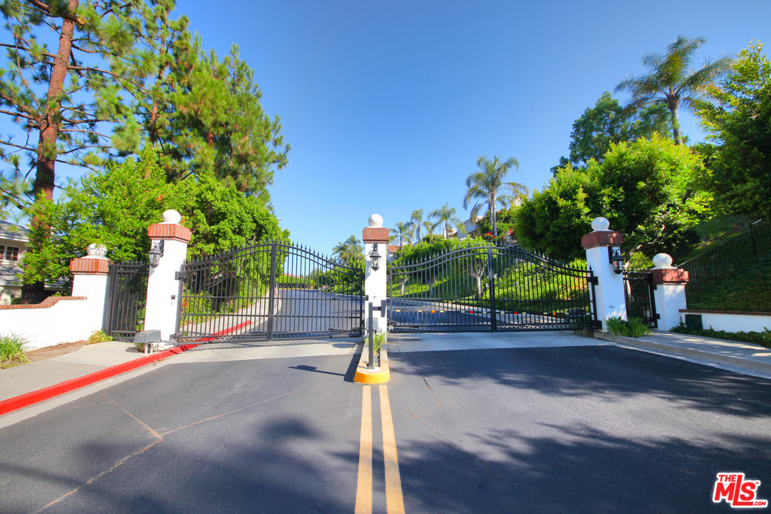 12695 Promontory Road Los Angeles, CA 90049 - Photo 47 of 52