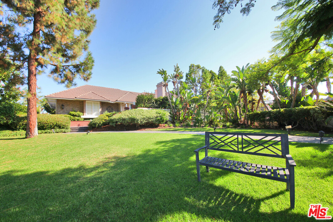 12695 Promontory Road Los Angeles, CA 90049 - Photo 48 of 52