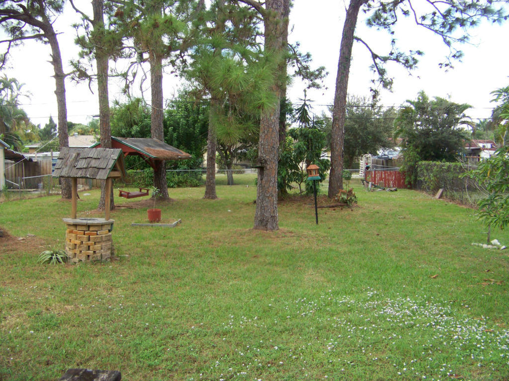 3837 Gulfstream Road Lake Worth, FL 33461 - Photo 10 of 32 Back yard of Cottage