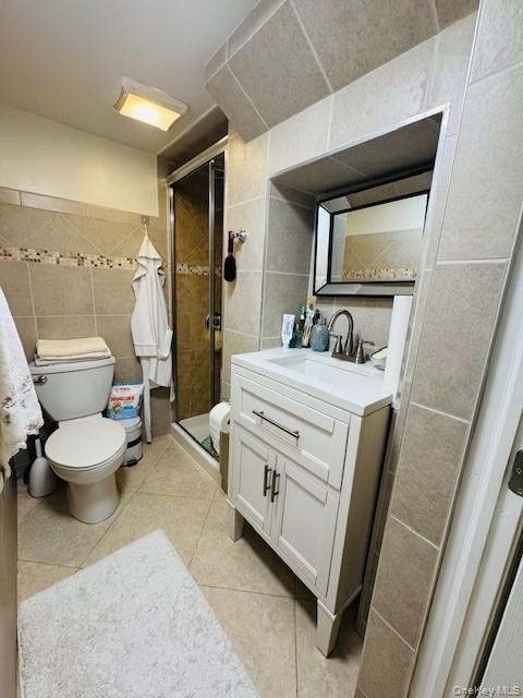 186-22 Avon Road Queens, NY 11432 - Photo 21 of 23 a bathroom with a sink a toilet and a mirror