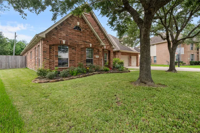 a view of a house with yard and tree s