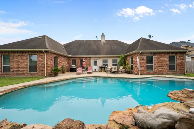 $475,000 | 5115 Cove Creek, Cove, TX 77523