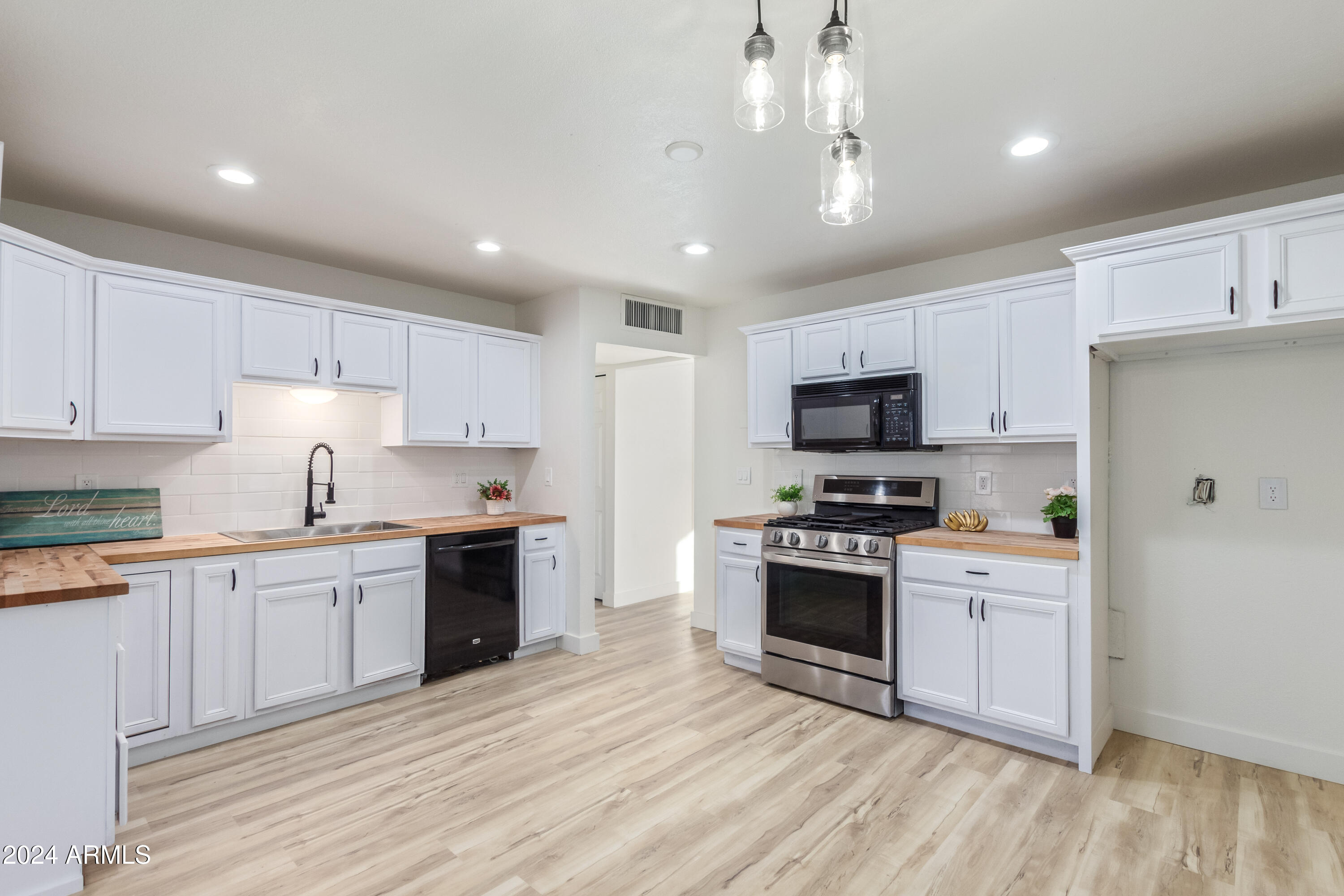 3350 West Wethersfield Road Phoenix, AZ 85029 - Photo 2 of 41 IMG_6105