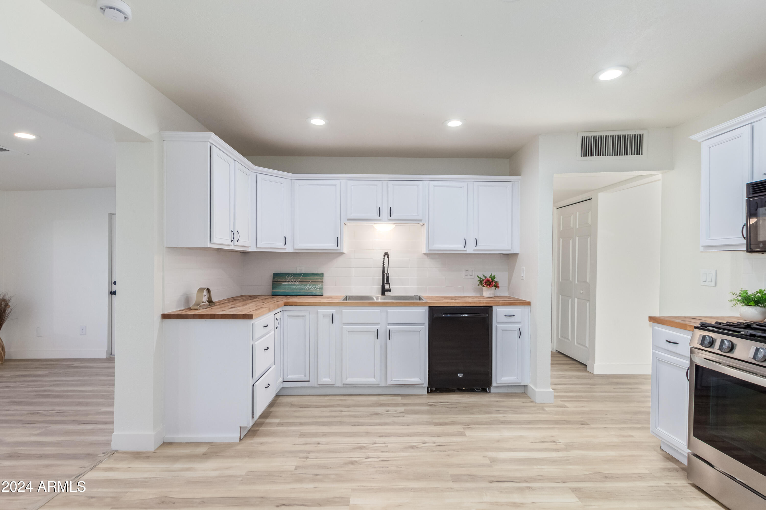 3350 West Wethersfield Road Phoenix, AZ 85029 - Photo 7 of 41 IMG_6106