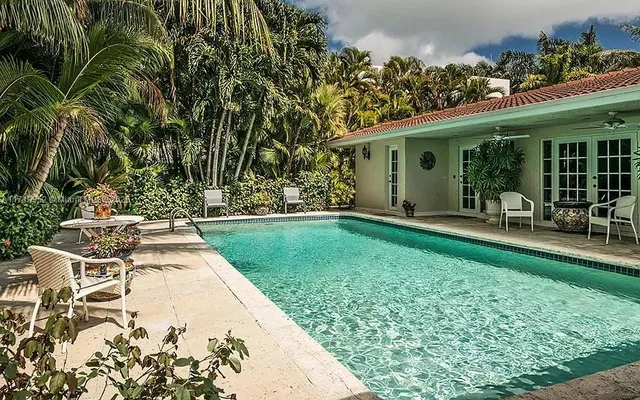 $3,850,000 | 570 Ocean Boulevard, Golden Beach, FL 33160