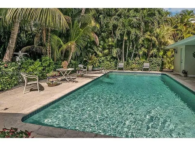 $3,850,000 | 570 Ocean Boulevard, Golden Beach, FL 33160