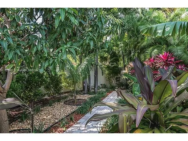 $3,850,000 | 570 Ocean Boulevard, Golden Beach, FL 33160