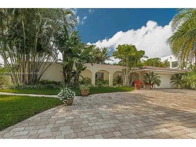 $3,850,000 | 570 Ocean Boulevard, Golden Beach, FL 33160