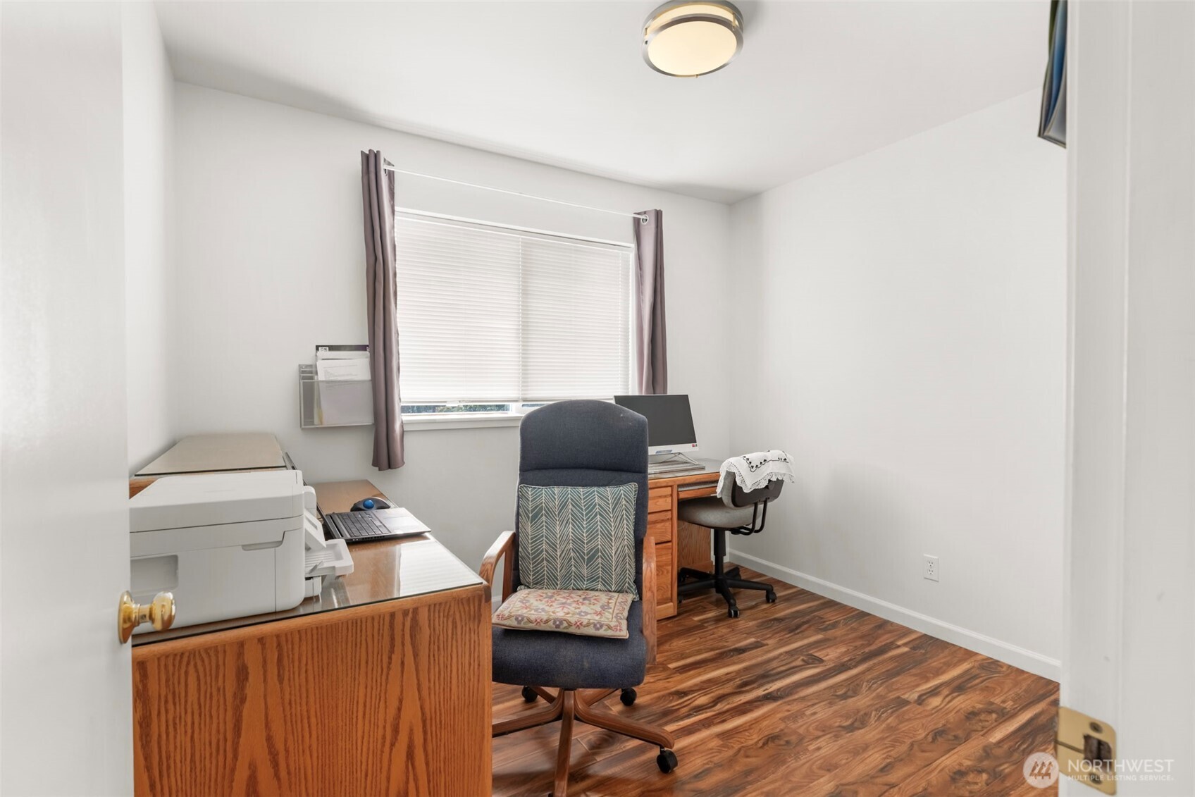1205 195th Street Long Beach, WA 98631 - Photo 18 of 36 a workspace with furniture and window
