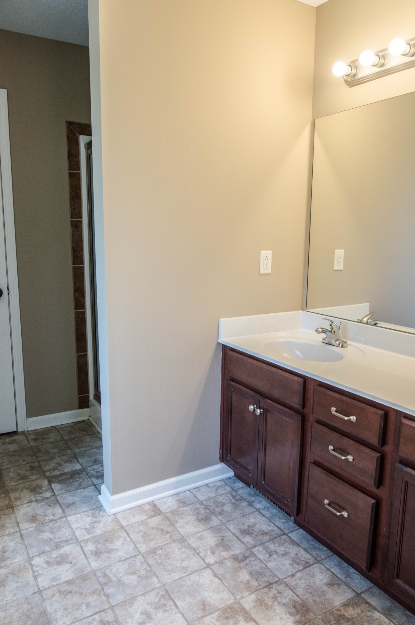 1005 Ishee Drive Clarksville, TN 37042 - Photo 10 of 20 a bathroom with a sink and a mirror