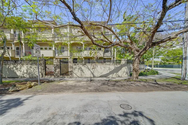a view of a yard with a building
