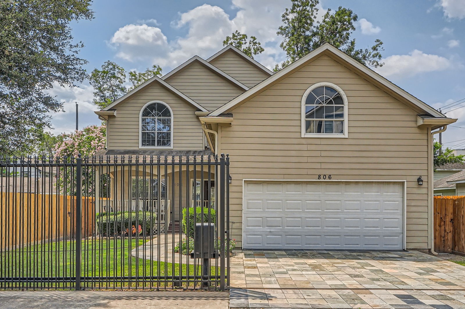 806 East 29th Street Houston, TX 77009 - Photo 2 of 30 a view of a house with a yard and plants
