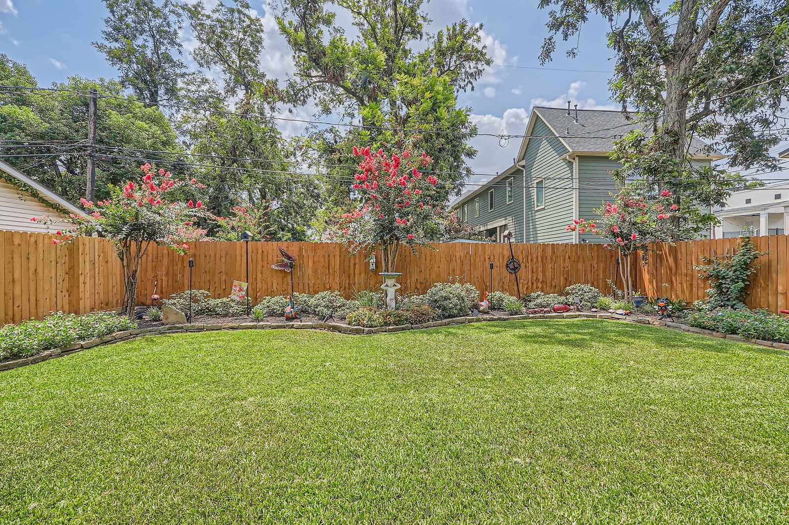 806 East 29th Street Houston, TX 77009 - Photo 26 of 30 a view of a house with backyard and garden