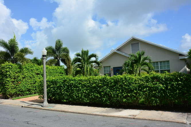 241 Malverne Road West Palm Beach, FL 33405 - Photo 5 of 36 241 Malverne Rd West Palm-small-001-Fron