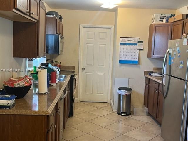 Goulds Miami, FL 33170 - Photo 10 of 18 a kitchen with refrigerator and washer