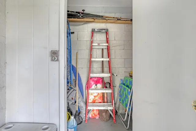 a view of a house with backyard and garden