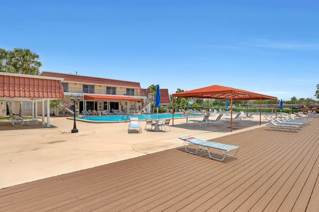 a view of an outdoor space