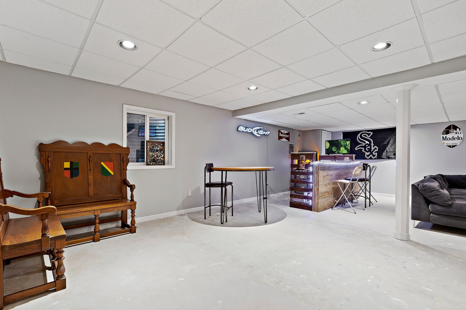 27W223 Jewell Road Winfield, IL 60190 - Photo 20 of 23 a room with furniture
