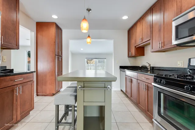 $349,900 | 226 Charlotte Place, Mundelein, IL 60060