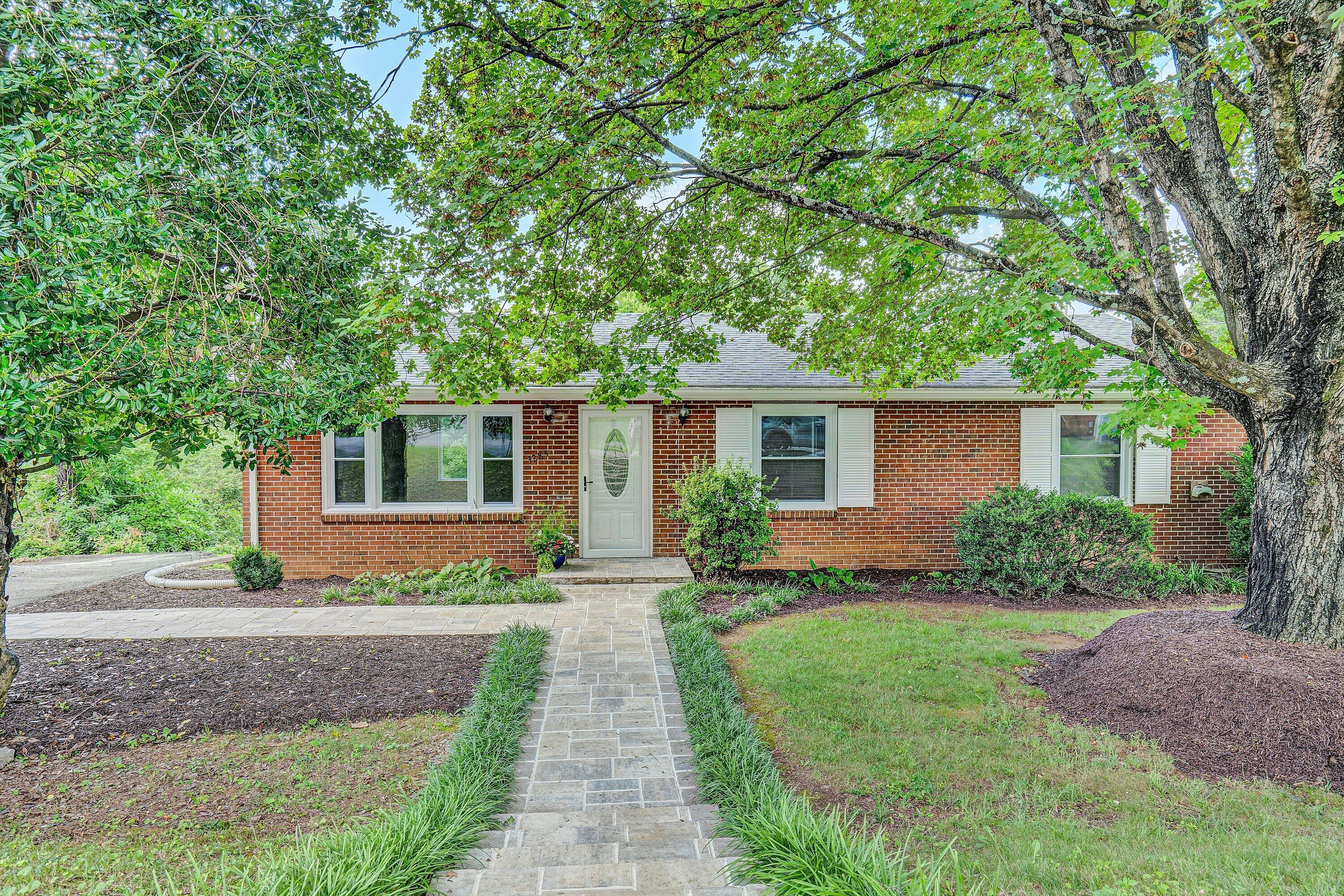 3285 Rasmont Road Roanoke, VA 24018 - Photo 1 of 40 Brick Ranch in South County