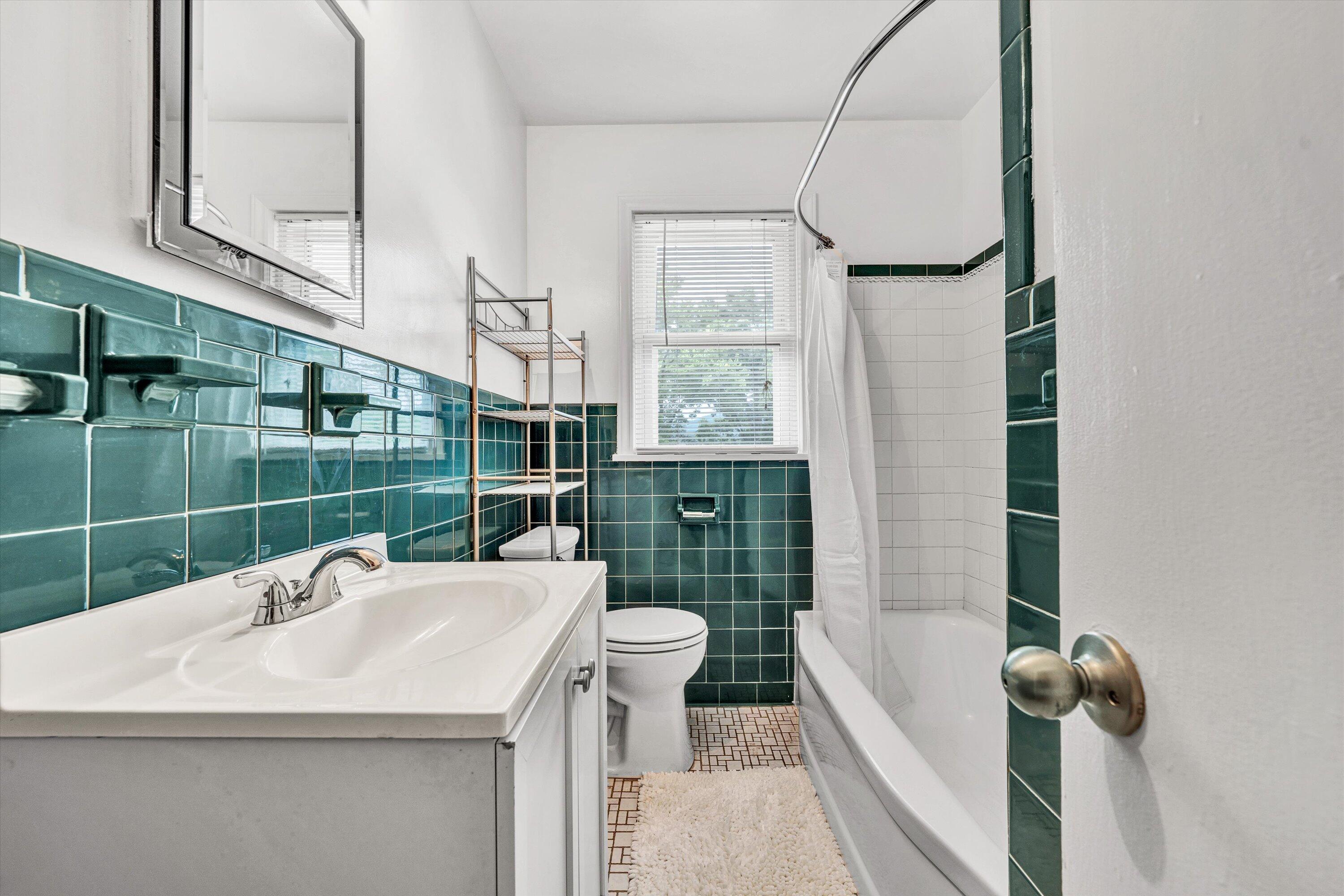 3285 Rasmont Road Roanoke, VA 24018 - Photo 20 of 40 Tiled Hall Bath