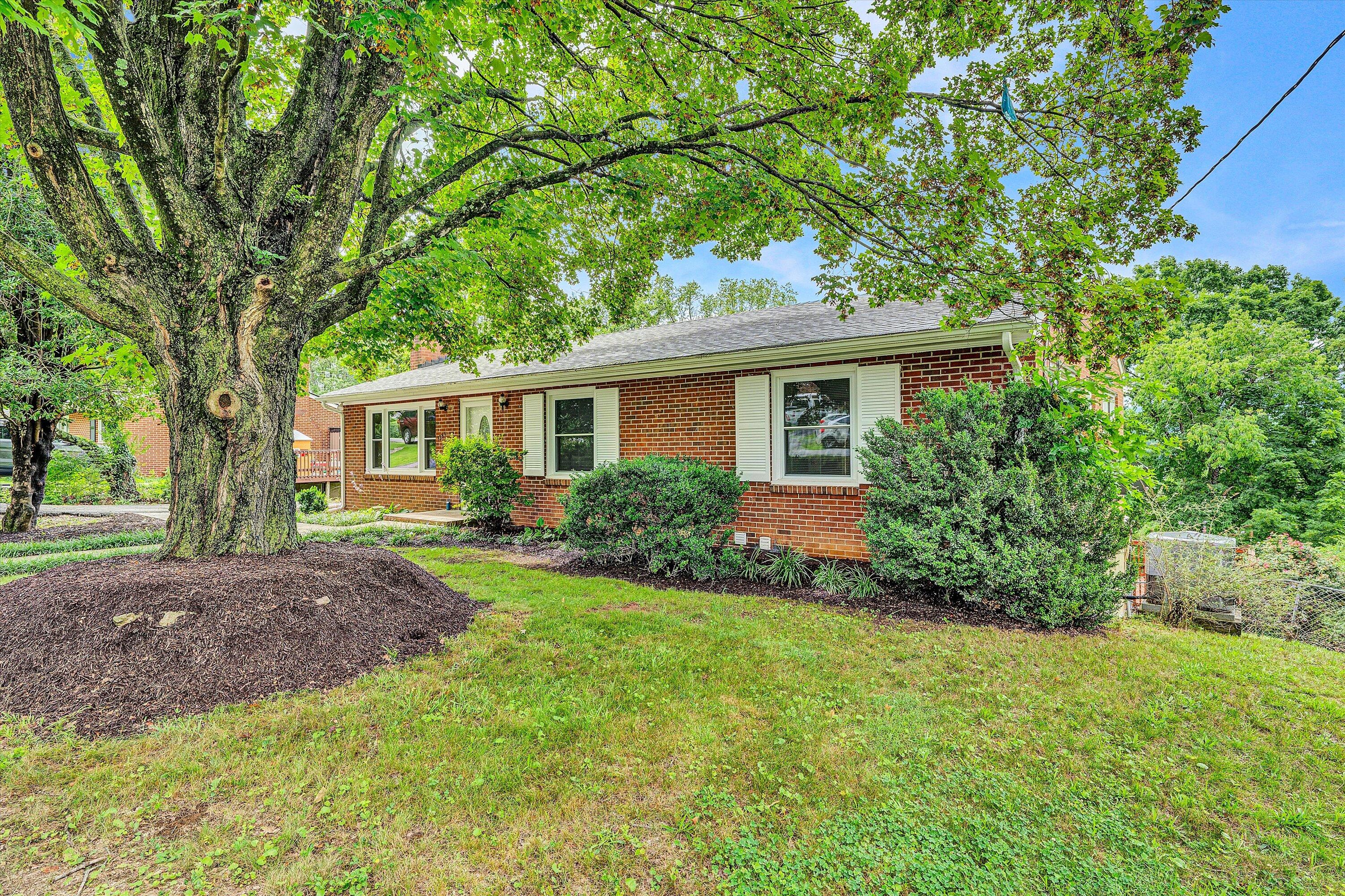 3285 Rasmont Road Roanoke, VA 24018 - Photo 4 of 40 Well Maintained Home
