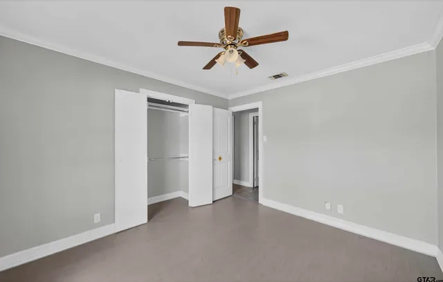 a view of room with ceiling fan