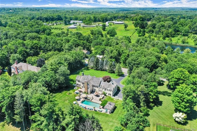 a view of yard with green space