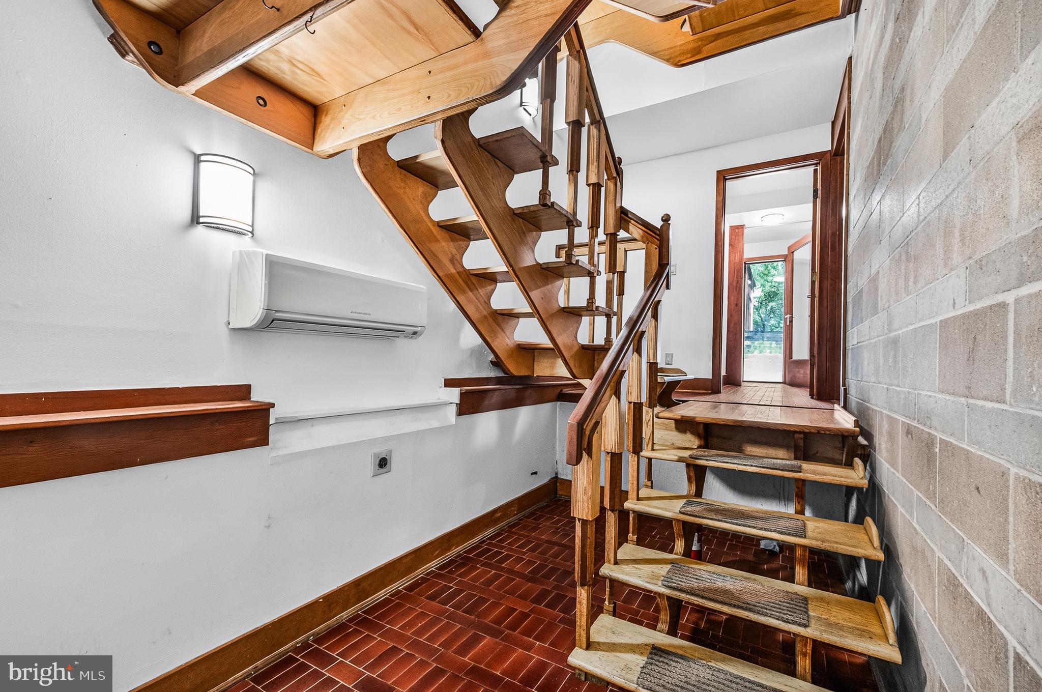 10817 Cross School Road Reston, VA 20191 - Photo 19 of 89 Unique Stairs