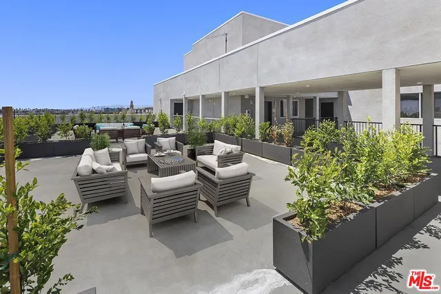 $2,995 | 2783 Francis Avenue, Unit 403, Los Angeles, CA 90005