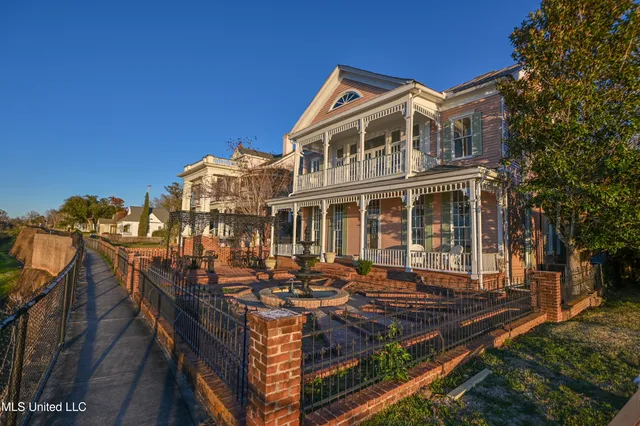$599,000 | 211 Clifton Avenue, Natchez, MS 39120