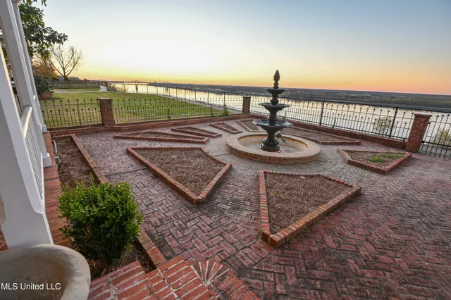 $599,000 | 211 Clifton Avenue, Natchez, MS 39120