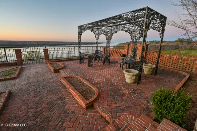 $599,000 | 211 Clifton Avenue, Natchez, MS 39120