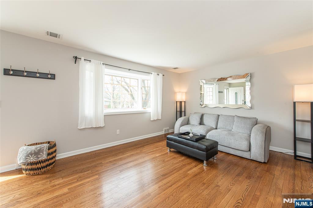 86 Deerfield Road West Caldwell, NJ 07006 - Photo 4 of 26