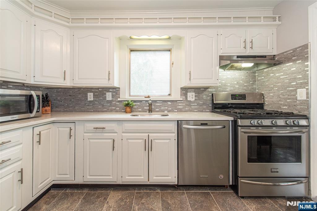 86 Deerfield Road West Caldwell, NJ 07006 - Photo 8 of 26