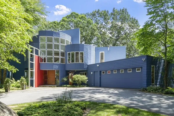 a view of front of house with a yard