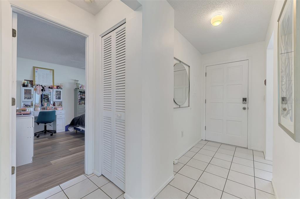 952 North Beneva Road, Unit V23 Sarasota, FL 34232 - Photo 7 of 46 Gallery Image 7