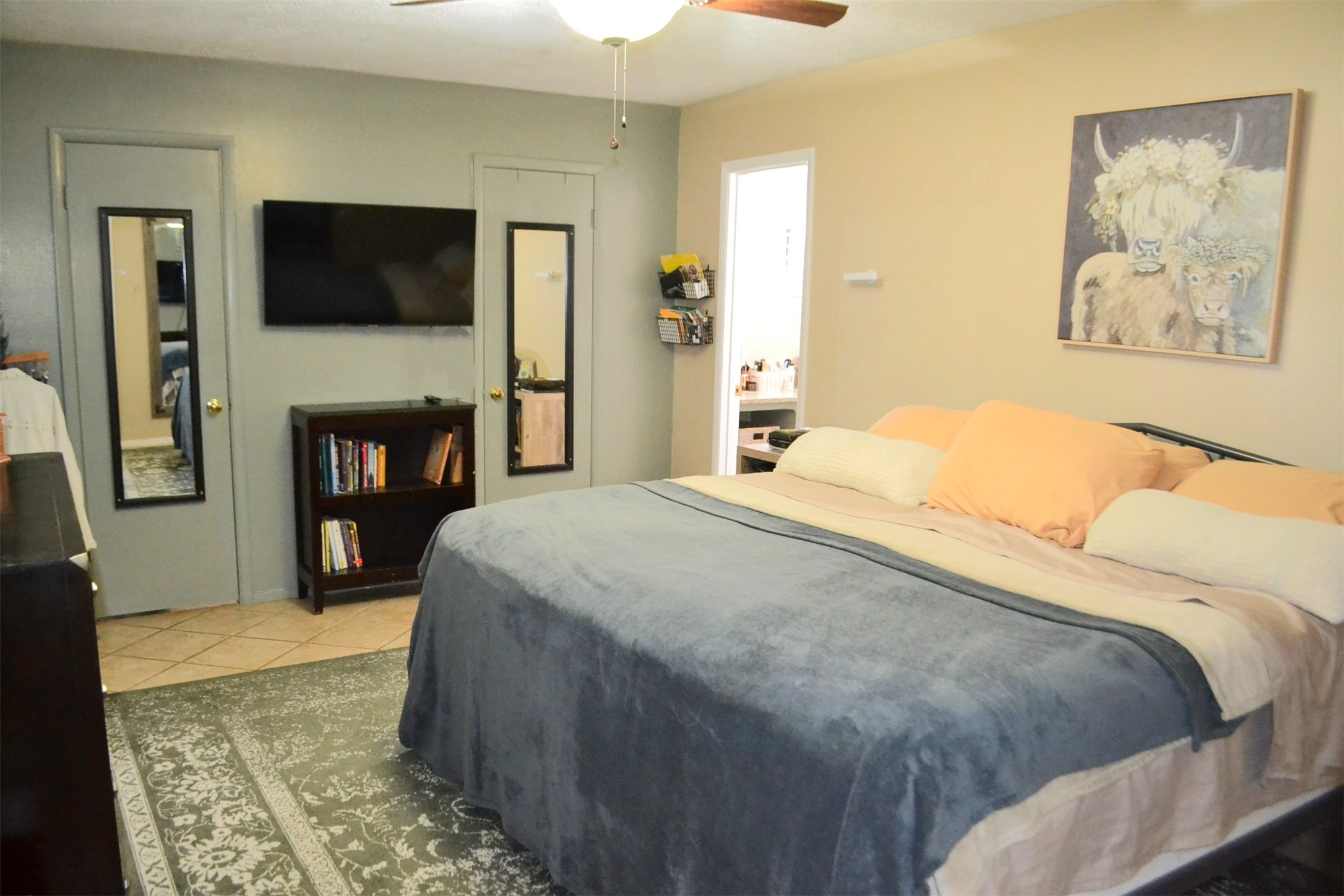 610 East X Street Deer Park, TX 77536 - Photo 23 of 44 a spacious bedroom with a bed and a television in it