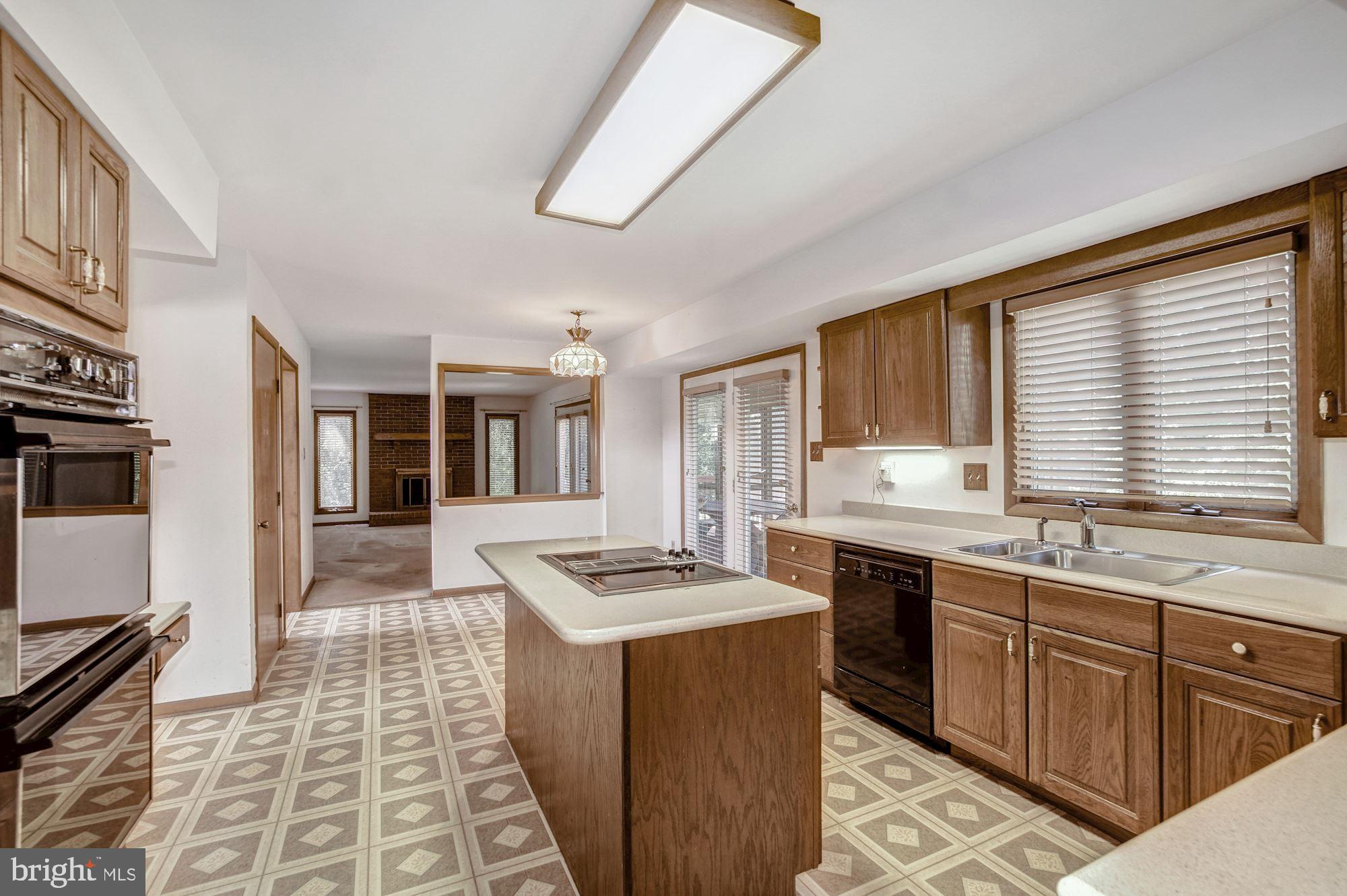21 Ringfield Road Chadds Ford, PA 19317 - Photo 23 of 35 Kitchen w center island cooktop