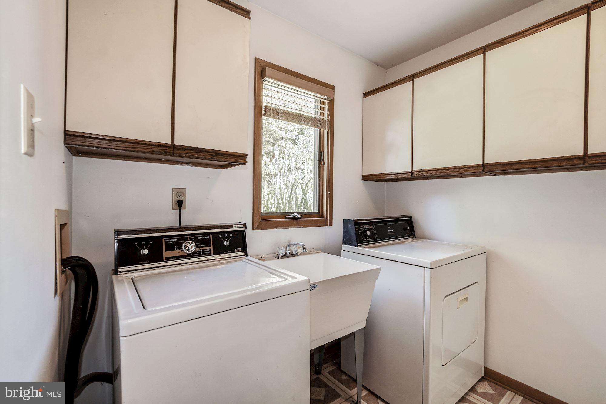 21 Ringfield Road Chadds Ford, PA 19317 - Photo 25 of 35 Main floor laundry room w/ cabinets
